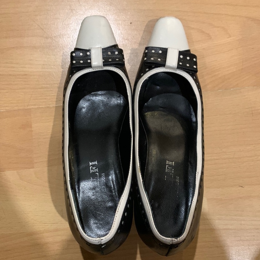 Amalfi by Rangoni black and white shoes size 5.5